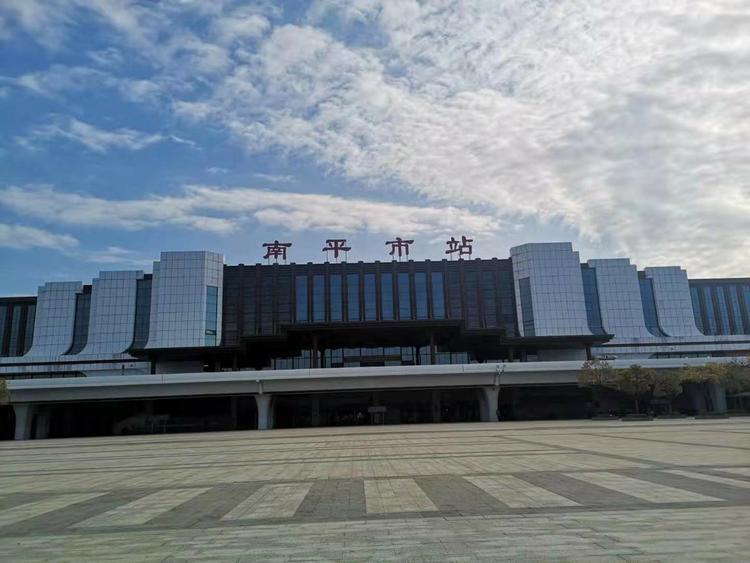 南平市站站牌昨晚也吊装完毕