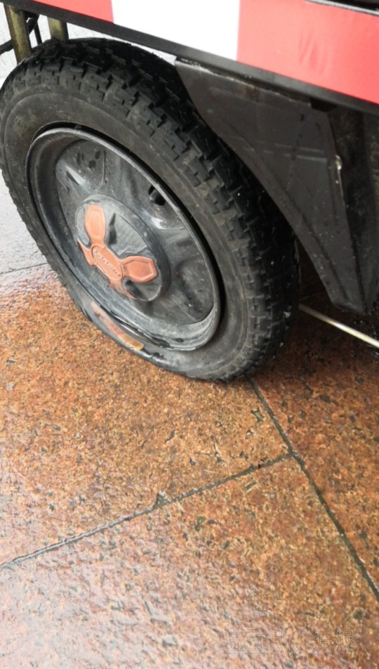 电动车轮胎扎破了急需维修师傅上门