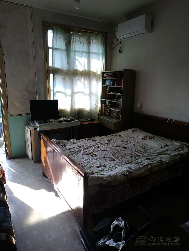 学区房二室一厅简装高楼层带杂物间一个出售
