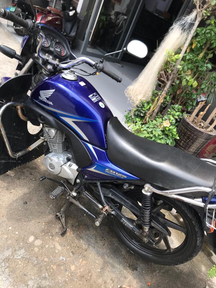 出售本田125男士摩托车1800元原装发动机未动过有需要联系微信同号