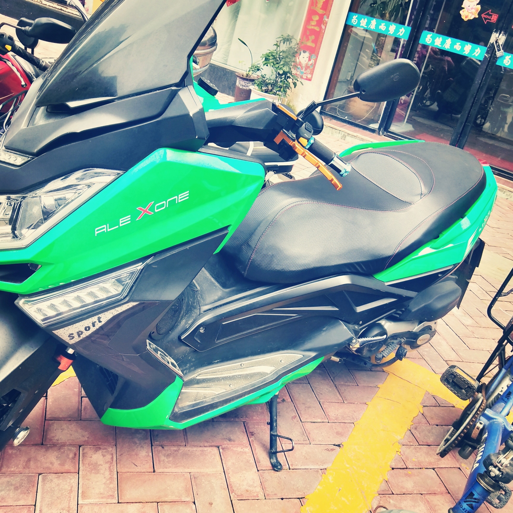 出售本田125男士摩托车1800元原装发动机未动过有需要联系微信同号