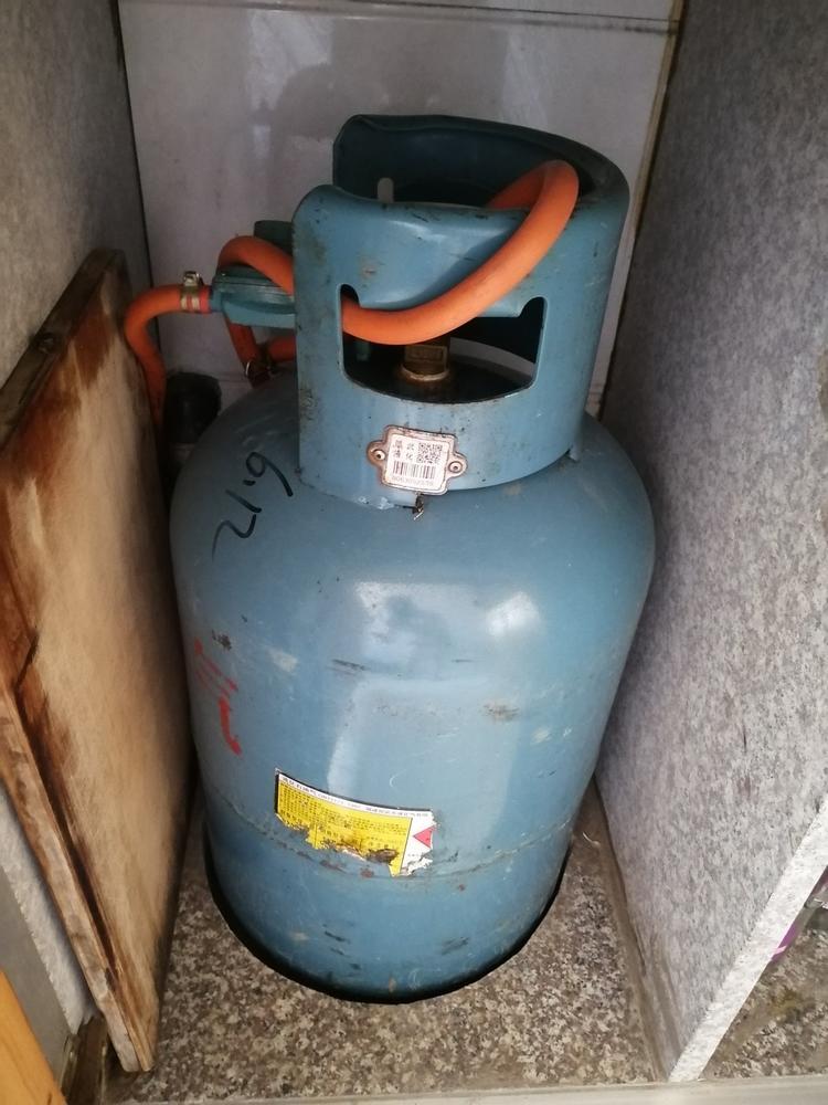 出售液化气钢罐一个120元因为家里已装天然气地址领域有需要打电话