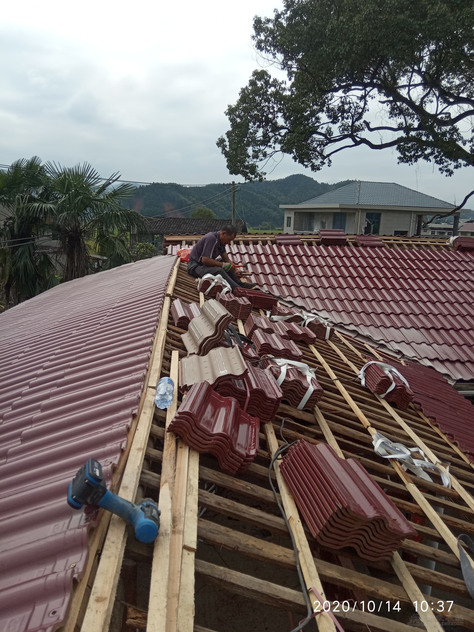 本人专业盖瓦师付可承包各类盖瓦工程和私人家的老房换新瓦片