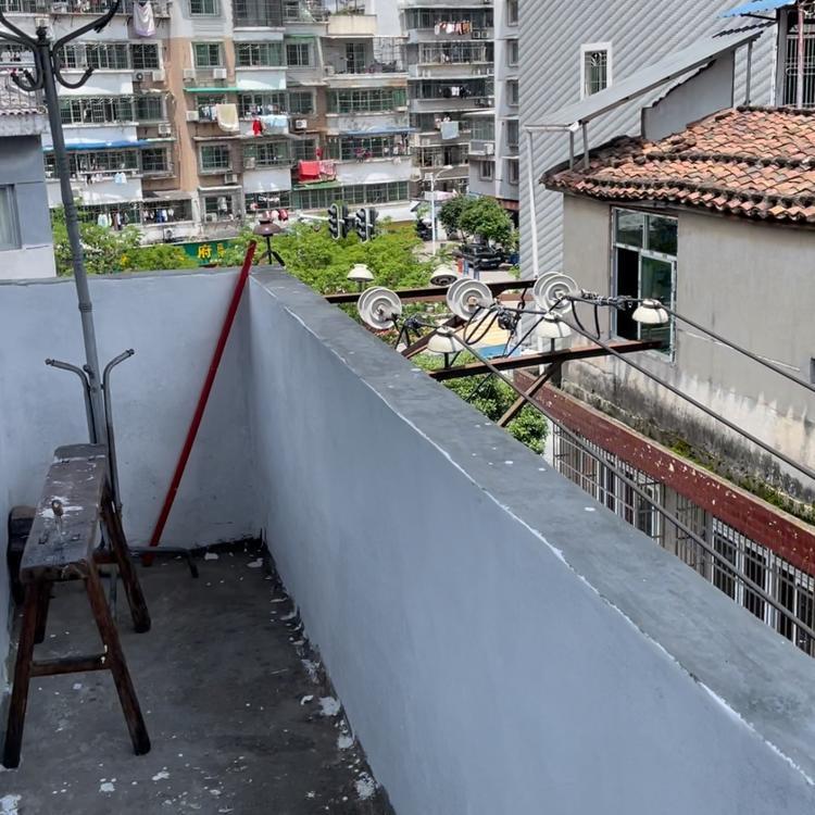 四中对面,民房5楼,一室一厅一卫带阳台,50平米,押一付三,无中介费